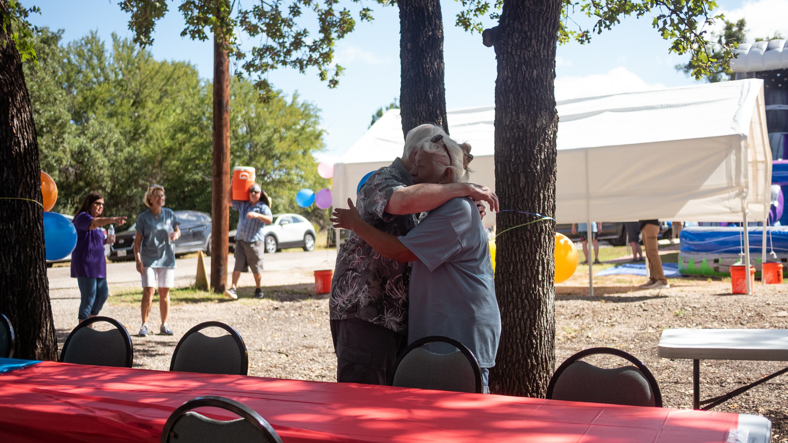 Helen embracing a community member at La Reunión